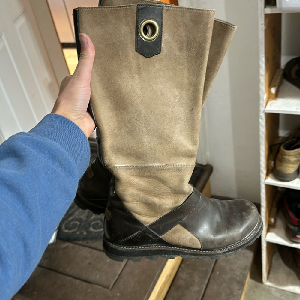 Well loved sorel saddle boots
